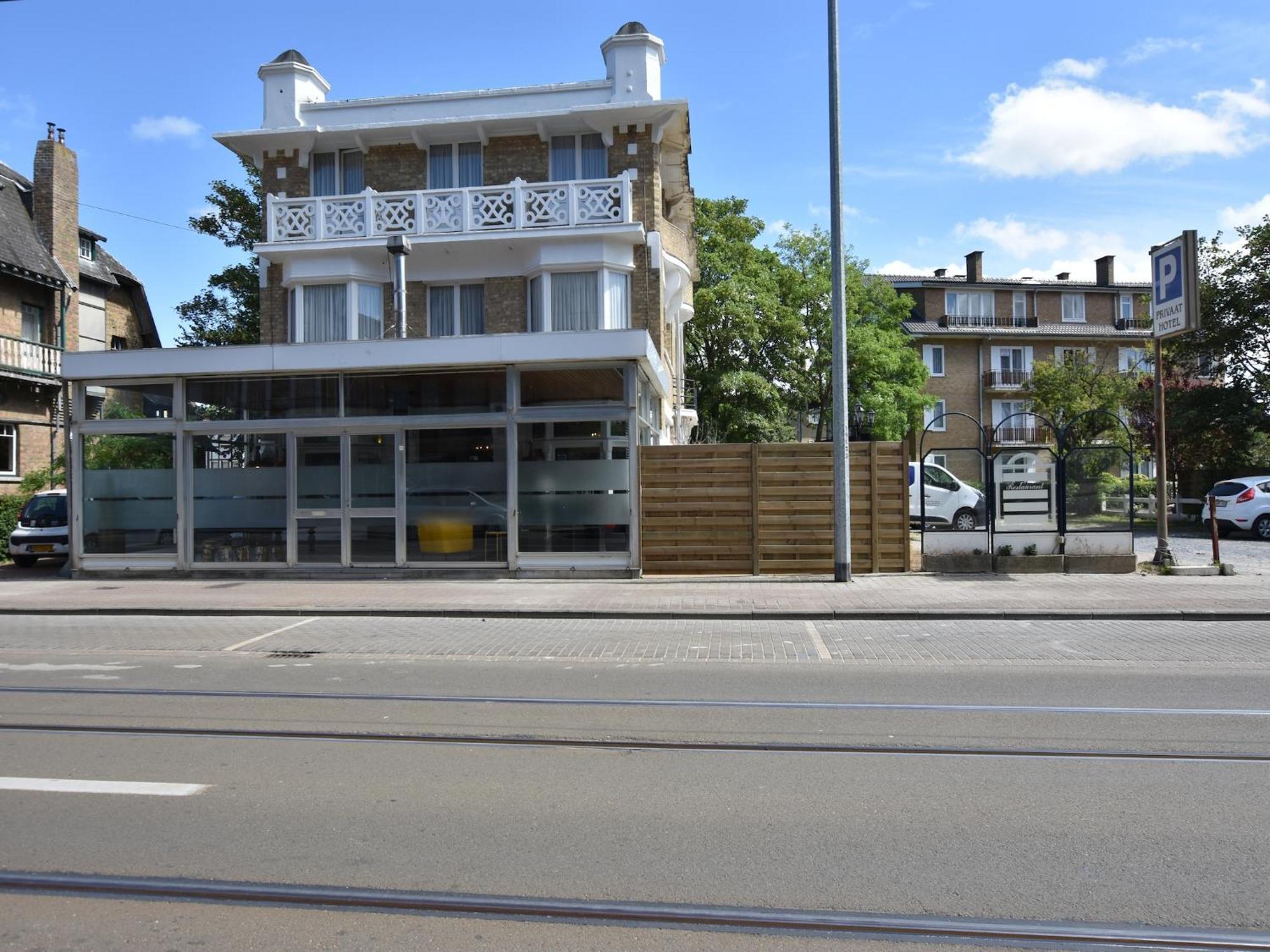 Former Hotel In The Centre And At 50 Metres From The Beach In Panne De Panne Exterior photo