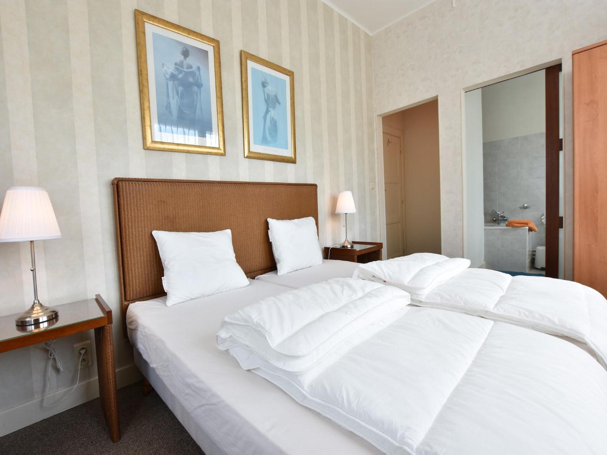 Former Hotel In The Centre And At 50 Metres From The Beach In Panne De Panne Exterior photo